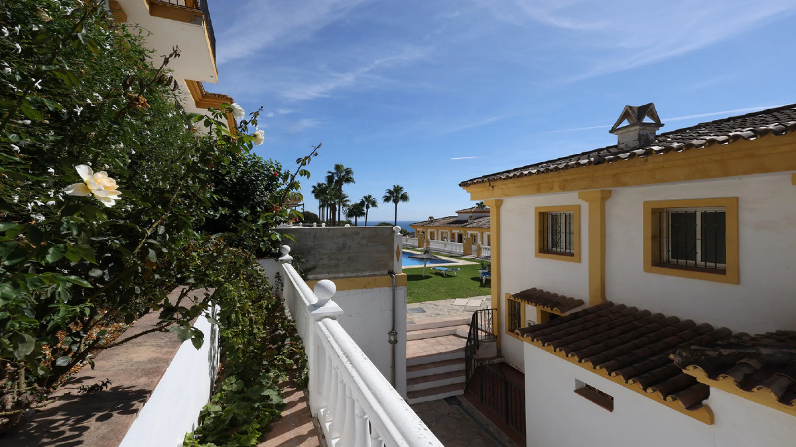 A fabulous Andalucian-style townhouse in Manilva Village with stunning panoramic views over the vineyards, across to the mountains and sea. A stunning setting. Located in a small urbanisation of only 23 houses with a communal pool and gardens.