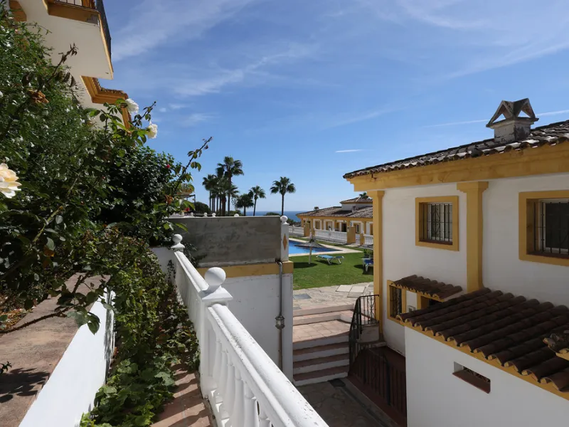 A fabulous Andalucian-style townhouse in Manilva Village with stunning panoramic views over the vineyards, across to the mountains and sea. A stunning setting. Located in a small urbanisation of only 23 houses with a communal pool and gardens.