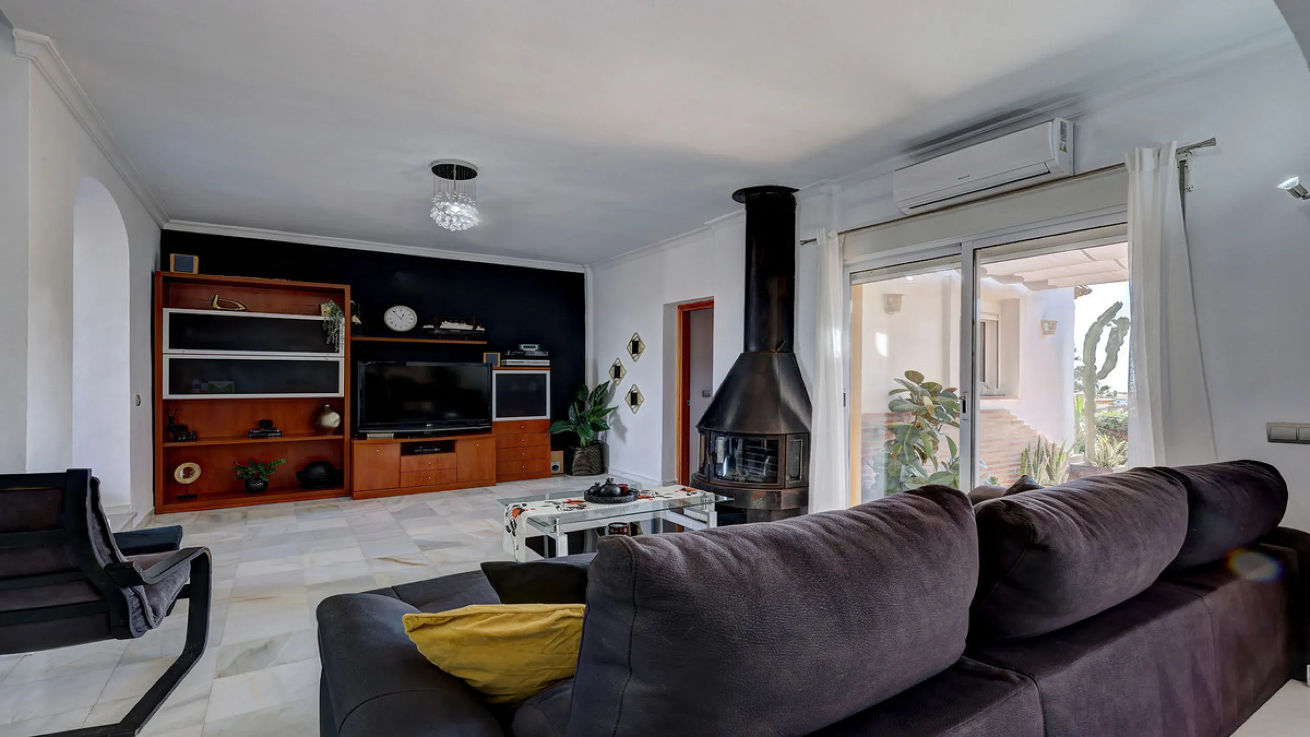 A fabulous Andalucian-style townhouse in Manilva Village with stunning panoramic views over the vineyards, across to the mountains and sea. A stunning setting. Located in a small urbanisation of only 23 houses with a communal pool and gardens.