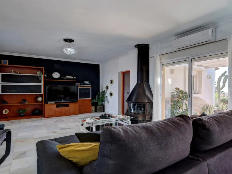 A fabulous Andalucian-style townhouse in Manilva Village with stunning panoramic views over the vineyards, across to the mountains and sea. A stunning setting. Located in a small urbanisation of only 23 houses with a communal pool and gardens.
