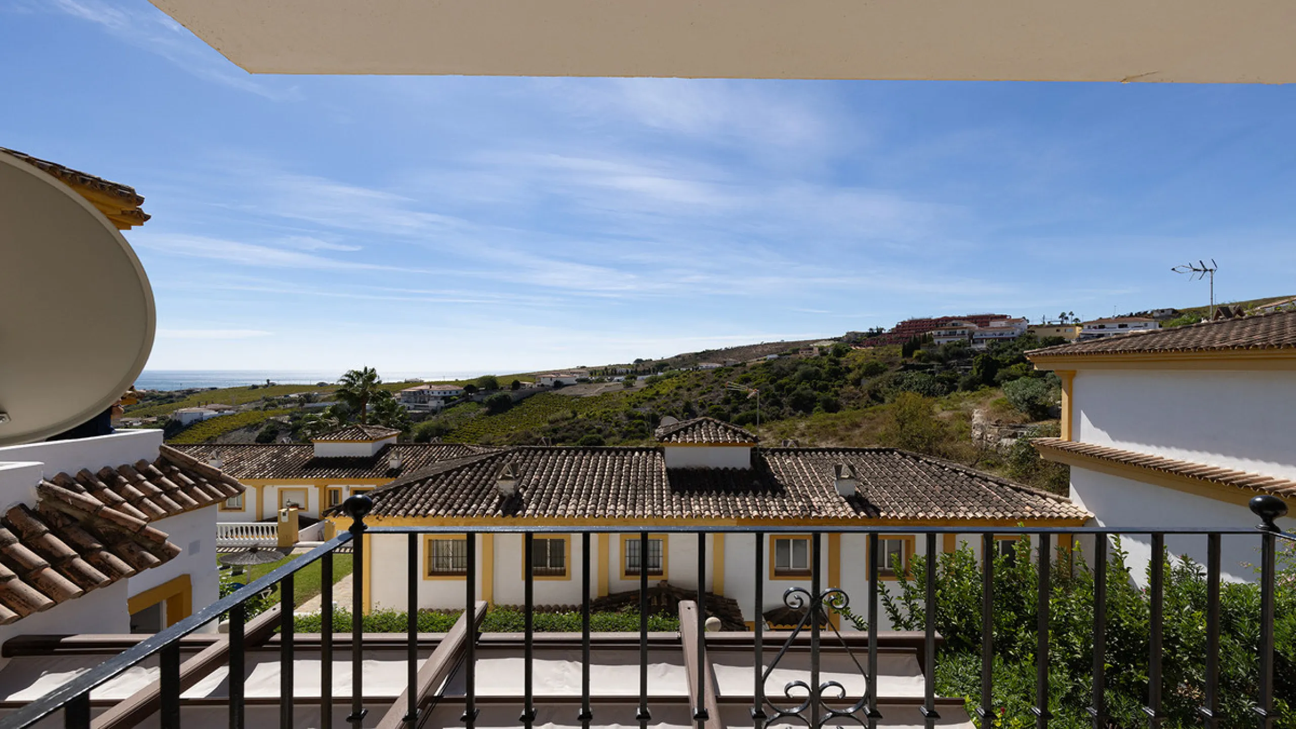 A fabulous Andalucian-style townhouse in Manilva Village with stunning panoramic views over the vineyards, across to the mountains and sea. A stunning setting. Located in a small urbanisation of only 23 houses with a communal pool and gardens.
