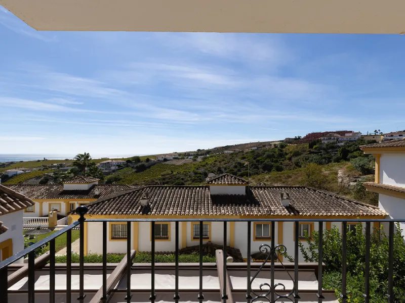 A fabulous Andalucian-style townhouse in Manilva Village with stunning panoramic views over the vineyards, across to the mountains and sea. A stunning setting. Located in a small urbanisation of only 23 houses with a communal pool and gardens.
