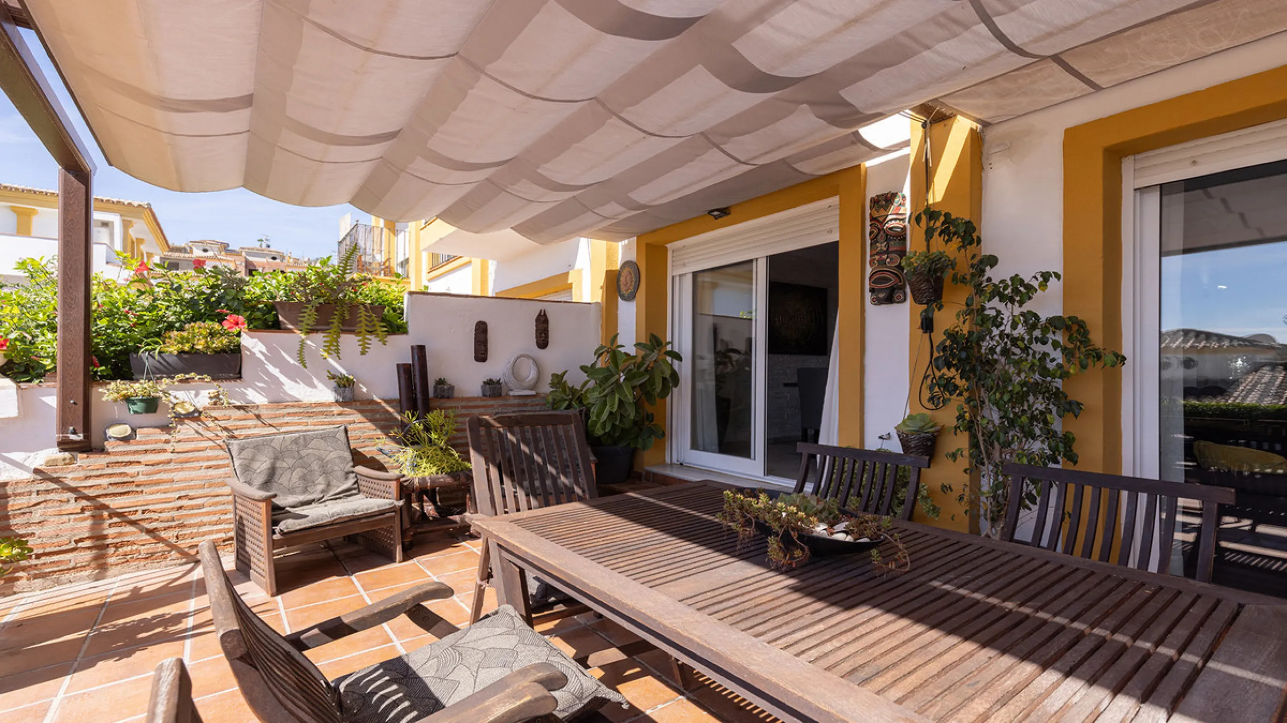 A fabulous Andalucian-style townhouse in Manilva Village with stunning panoramic views over the vineyards, across to the mountains and sea. A stunning setting. Located in a small urbanisation of only 23 houses with a communal pool and gardens.