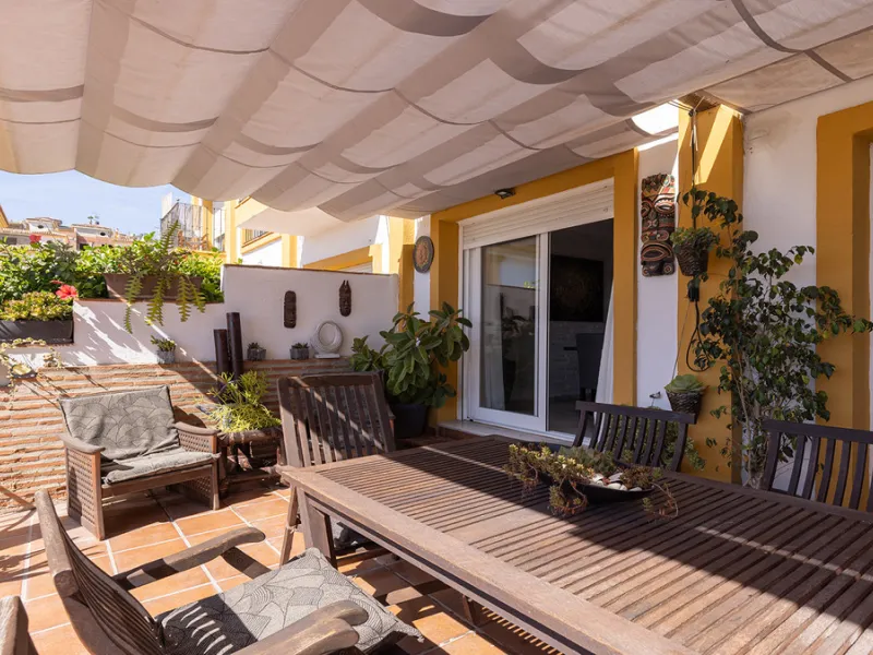 A fabulous Andalucian-style townhouse in Manilva Village with stunning panoramic views over the vineyards, across to the mountains and sea. A stunning setting. Located in a small urbanisation of only 23 houses with a communal pool and gardens.