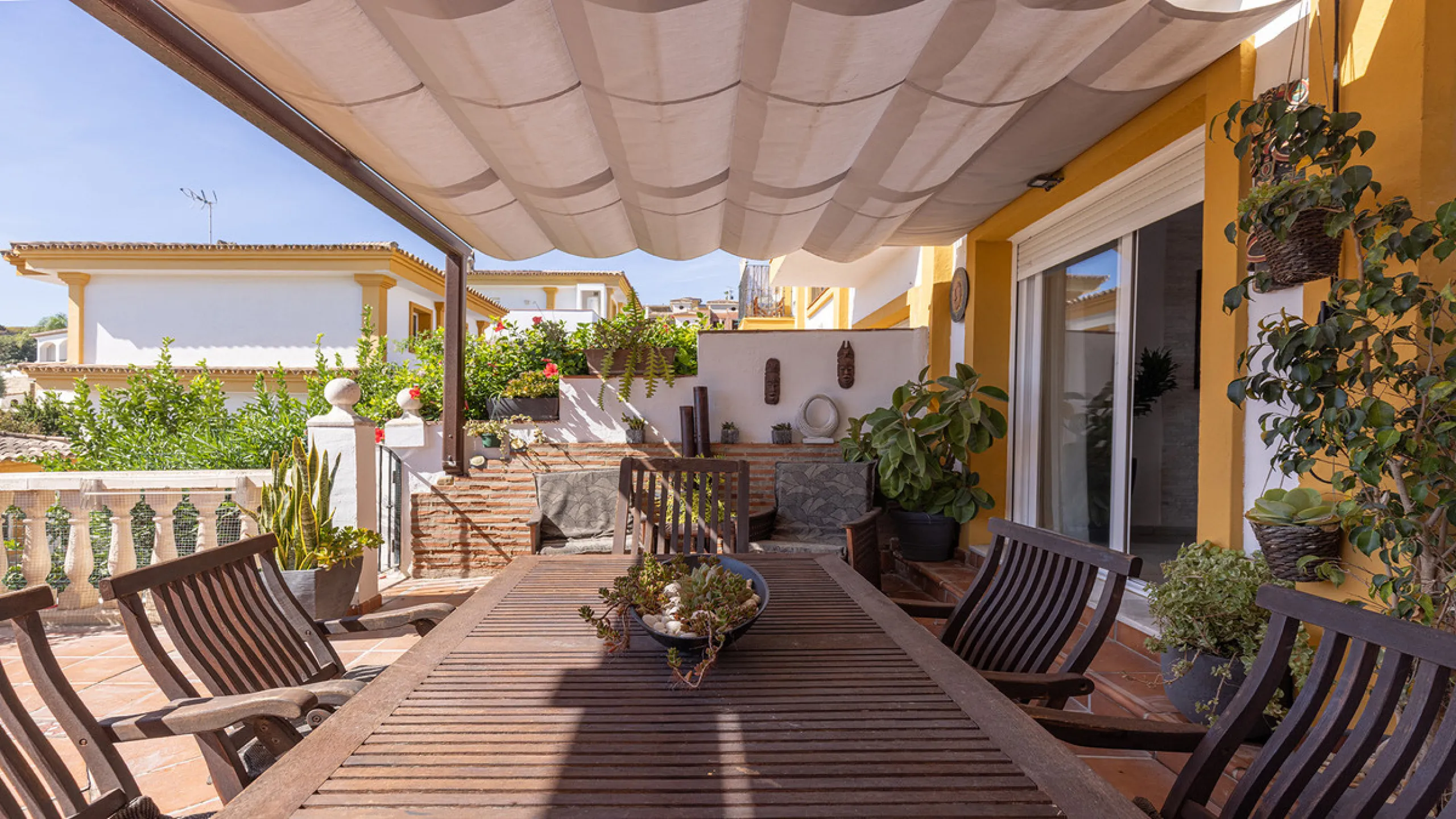 A fabulous Andalucian-style townhouse in Manilva Village with stunning panoramic views over the vineyards, across to the mountains and sea. A stunning setting. Located in a small urbanisation of only 23 houses with a communal pool and gardens.