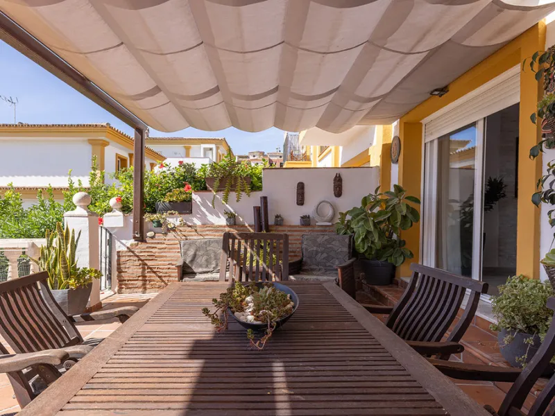 A fabulous Andalucian-style townhouse in Manilva Village with stunning panoramic views over the vineyards, across to the mountains and sea. A stunning setting. Located in a small urbanisation of only 23 houses with a communal pool and gardens.
