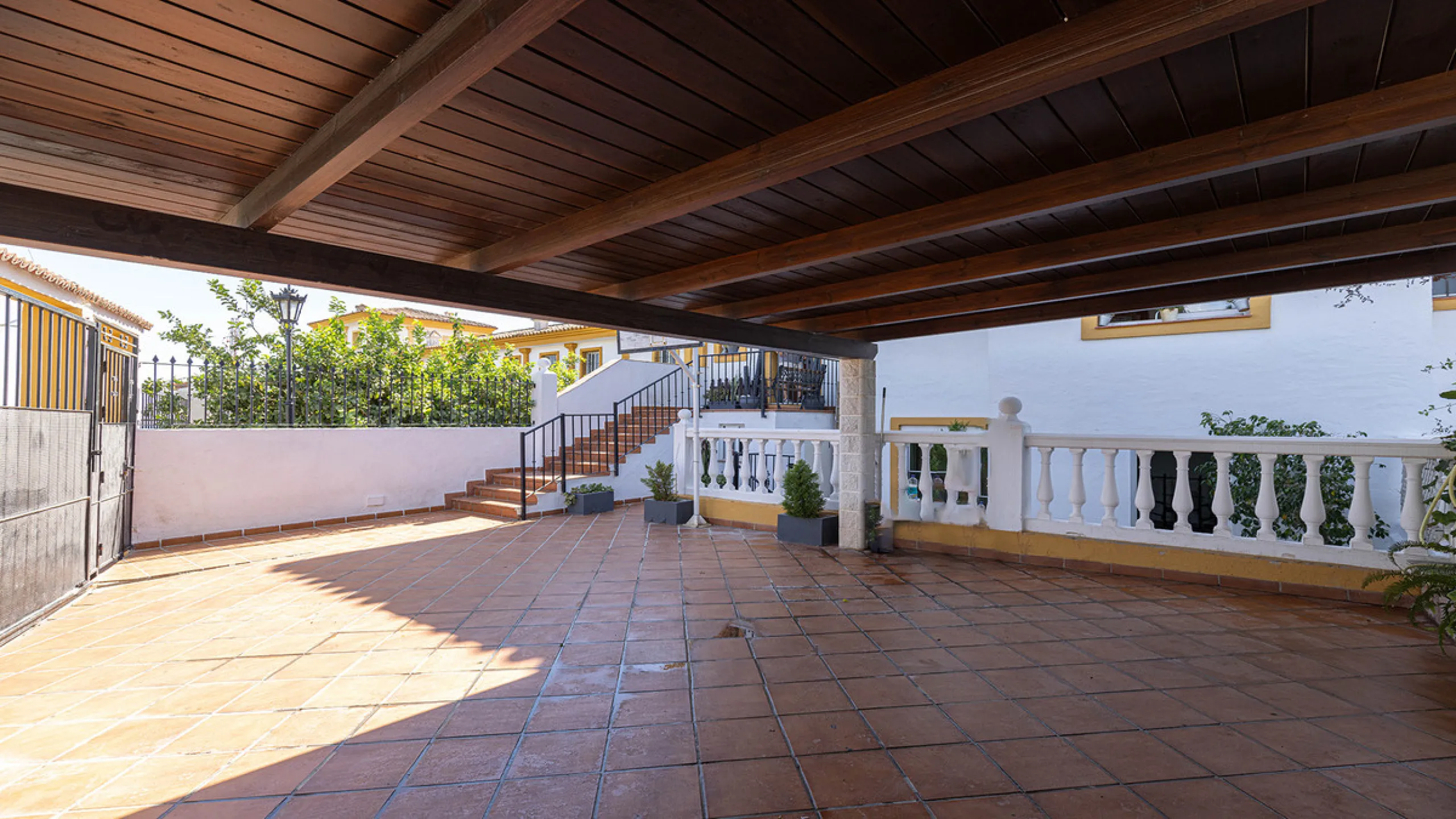 A fabulous Andalucian-style townhouse in Manilva Village with stunning panoramic views over the vineyards, across to the mountains and sea. A stunning setting. Located in a small urbanisation of only 23 houses with a communal pool and gardens.