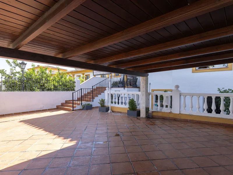 A fabulous Andalucian-style townhouse in Manilva Village with stunning panoramic views over the vineyards, across to the mountains and sea. A stunning setting. Located in a small urbanisation of only 23 houses with a communal pool and gardens.