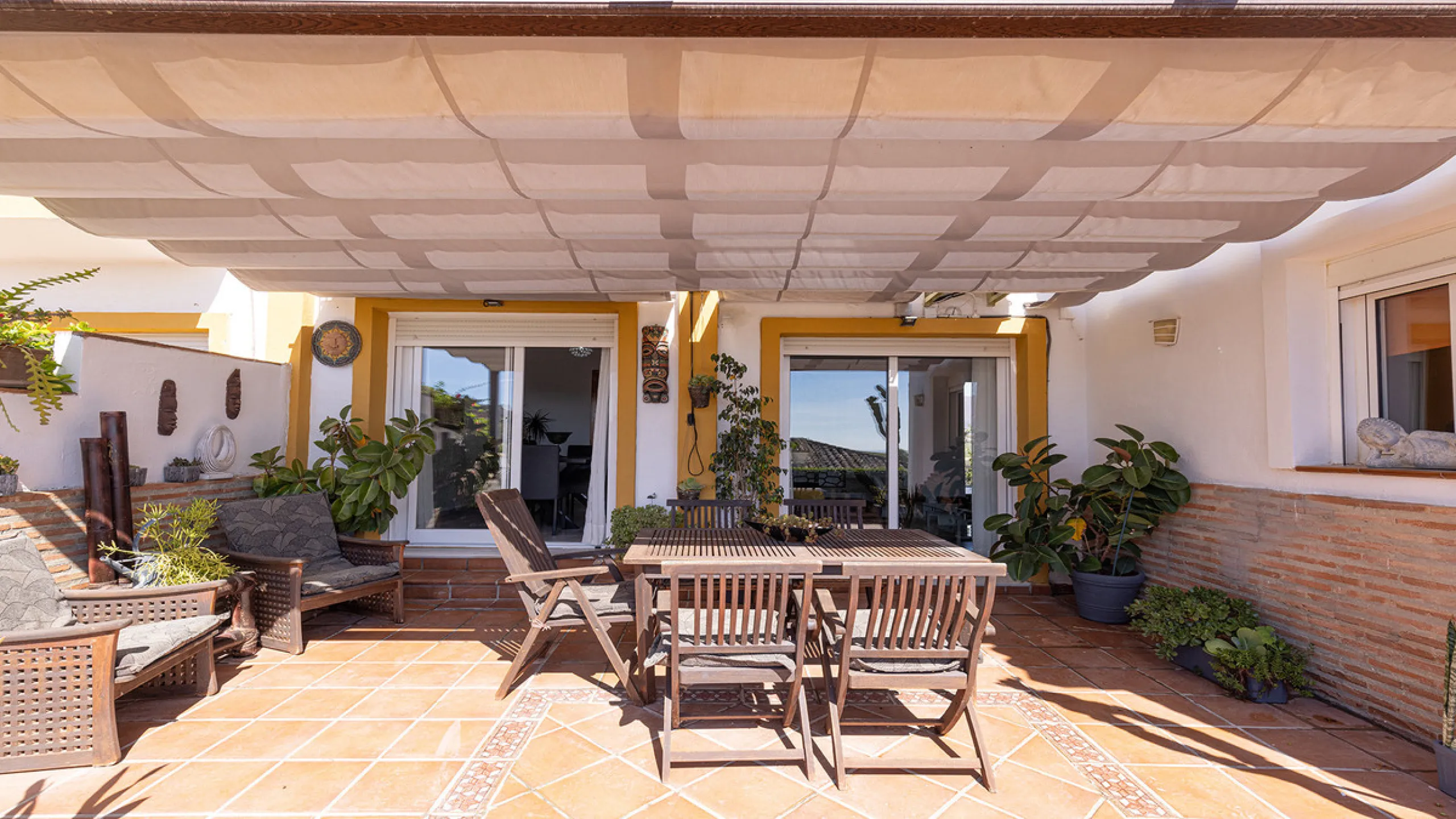 A fabulous Andalucian-style townhouse in Manilva Village with stunning panoramic views over the vineyards, across to the mountains and sea. A stunning setting. Located in a small urbanisation of only 23 houses with a communal pool and gardens.