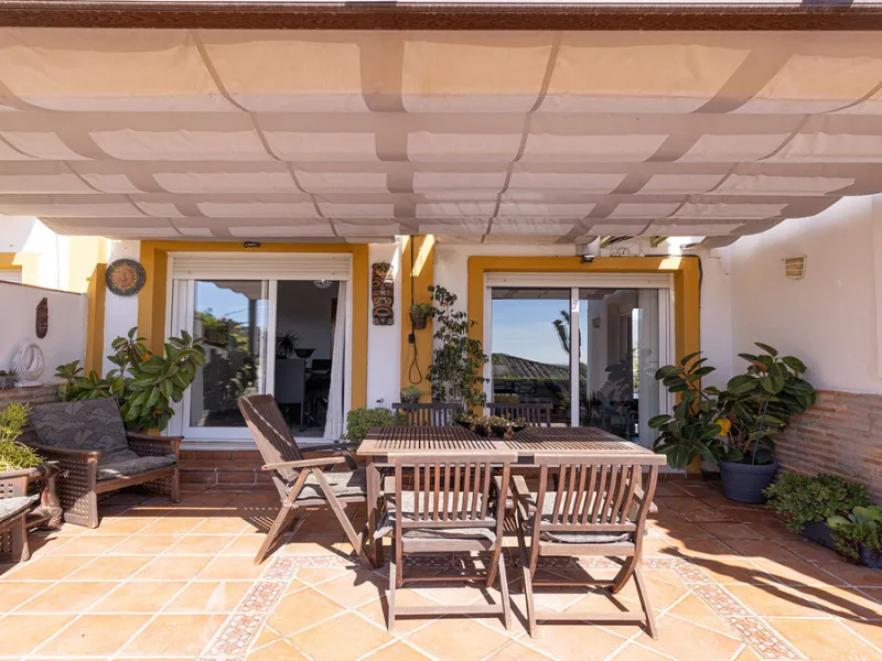 A fabulous Andalucian-style townhouse in Manilva Village with stunning panoramic views over the vineyards, across to the mountains and sea. A stunning setting. Located in a small urbanisation of only 23 houses with a communal pool and gardens.