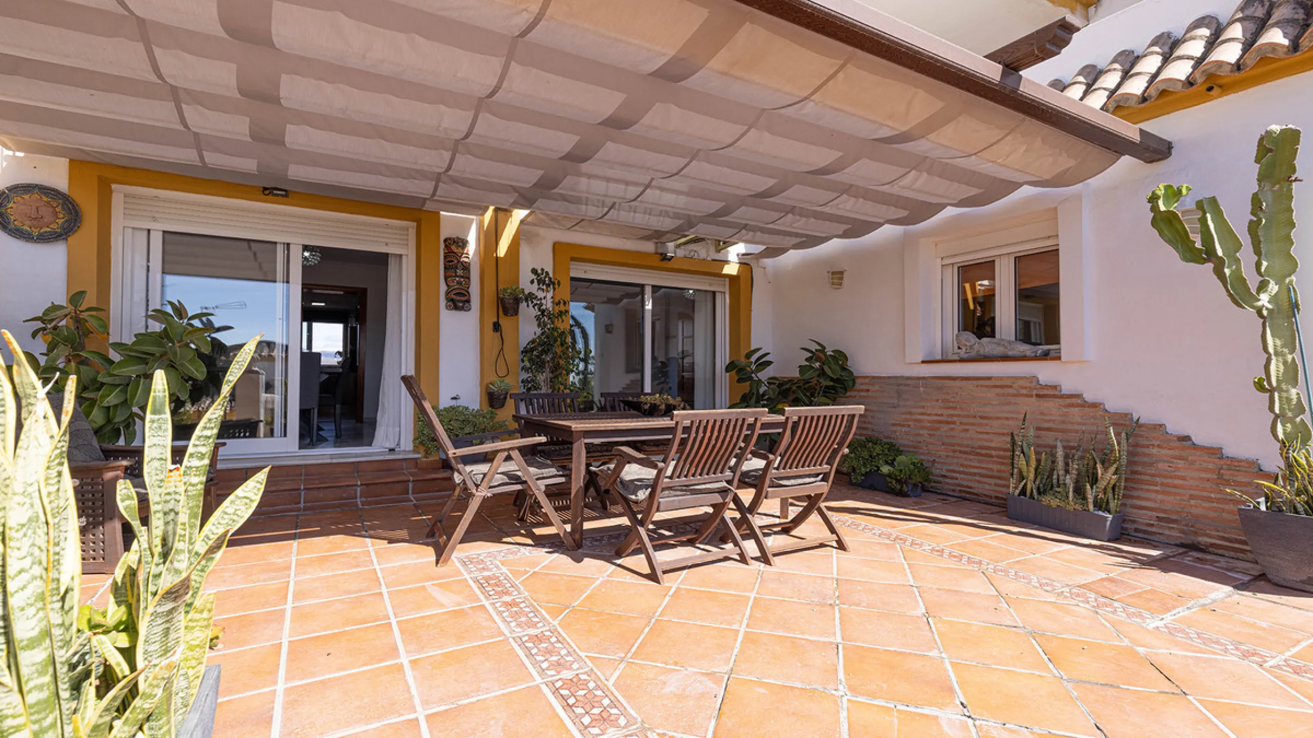 A fabulous Andalucian-style townhouse in Manilva Village with stunning panoramic views over the vineyards, across to the mountains and sea. A stunning setting. Located in a small urbanisation of only 23 houses with a communal pool and gardens.