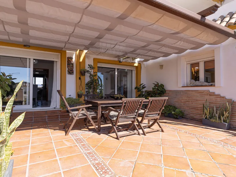 A fabulous Andalucian-style townhouse in Manilva Village with stunning panoramic views over the vineyards, across to the mountains and sea. A stunning setting. Located in a small urbanisation of only 23 houses with a communal pool and gardens.