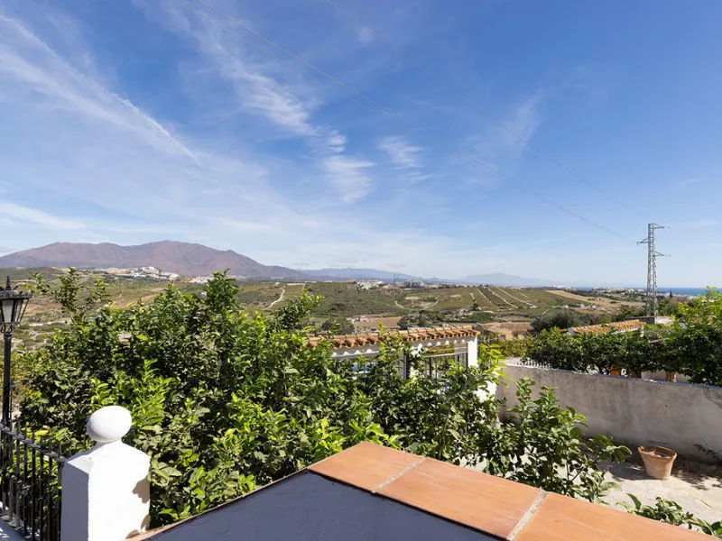 A fabulous Andalucian-style townhouse in Manilva Village with stunning panoramic views over the vineyards, across to the mountains and sea. A stunning setting. Located in a small urbanisation of only 23 houses with a communal pool and gardens.