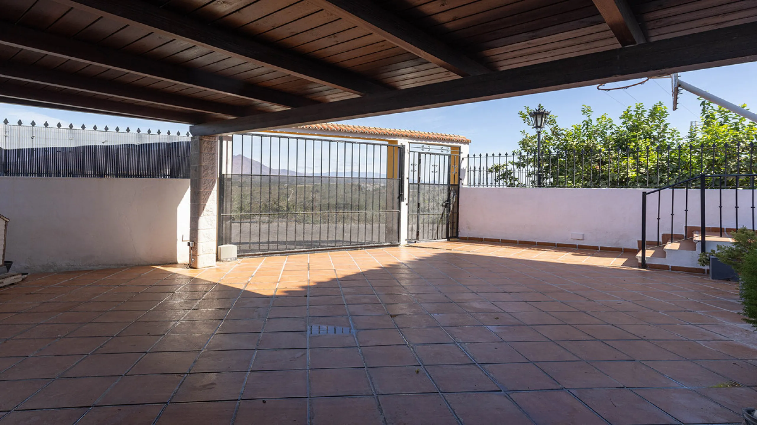 A fabulous Andalucian-style townhouse in Manilva Village with stunning panoramic views over the vineyards, across to the mountains and sea. A stunning setting. Located in a small urbanisation of only 23 houses with a communal pool and gardens.