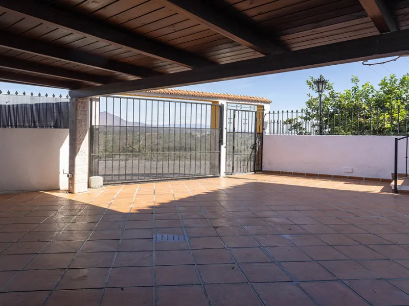 A fabulous Andalucian-style townhouse in Manilva Village with stunning panoramic views over the vineyards, across to the mountains and sea. A stunning setting. Located in a small urbanisation of only 23 houses with a communal pool and gardens.