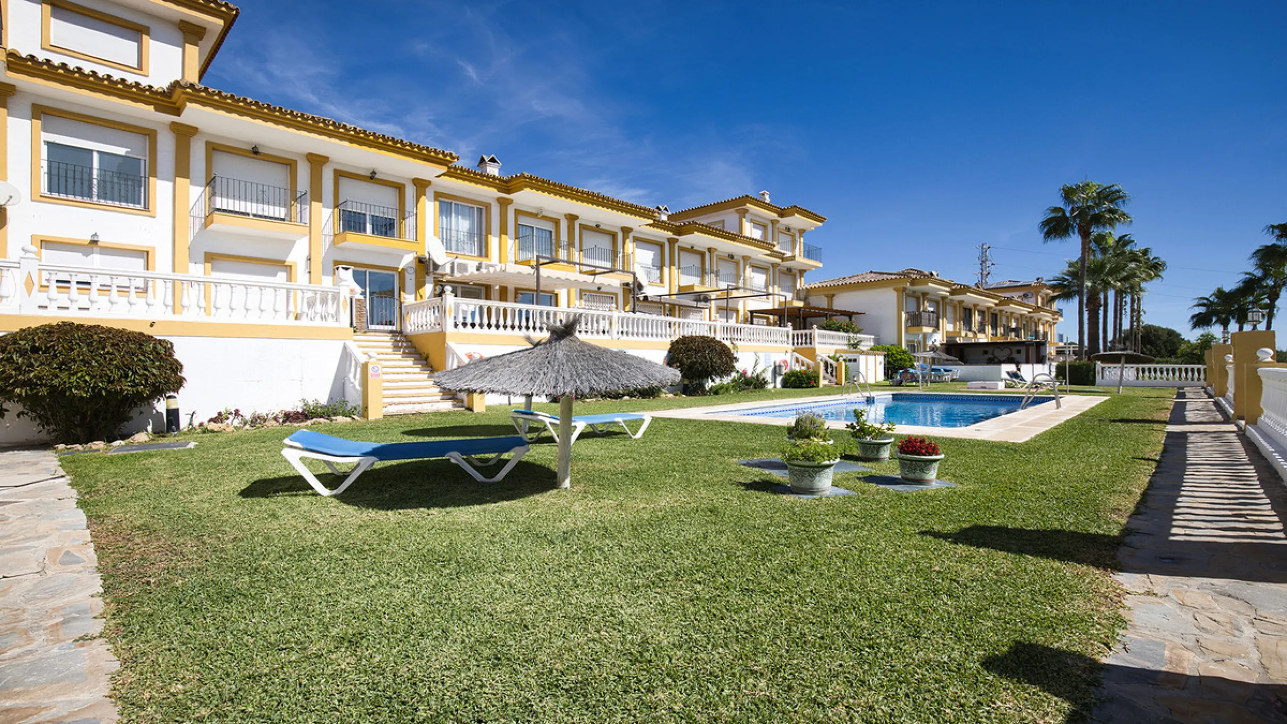 A fabulous Andalucian-style townhouse in Manilva Village with stunning panoramic views over the vineyards, across to the mountains and sea. A stunning setting. Located in a small urbanisation of only 23 houses with a communal pool and gardens.