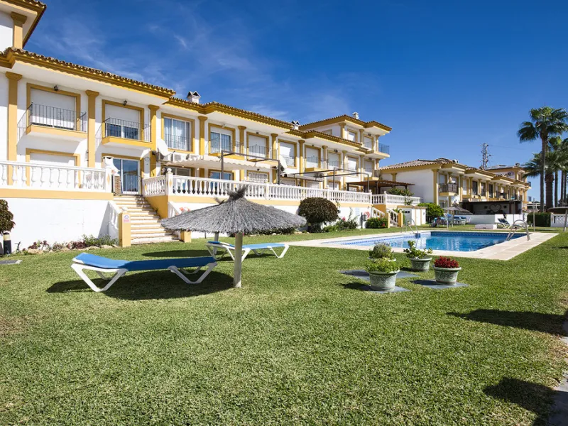 A fabulous Andalucian-style townhouse in Manilva Village with stunning panoramic views over the vineyards, across to the mountains and sea. A stunning setting. Located in a small urbanisation of only 23 houses with a communal pool and gardens.
