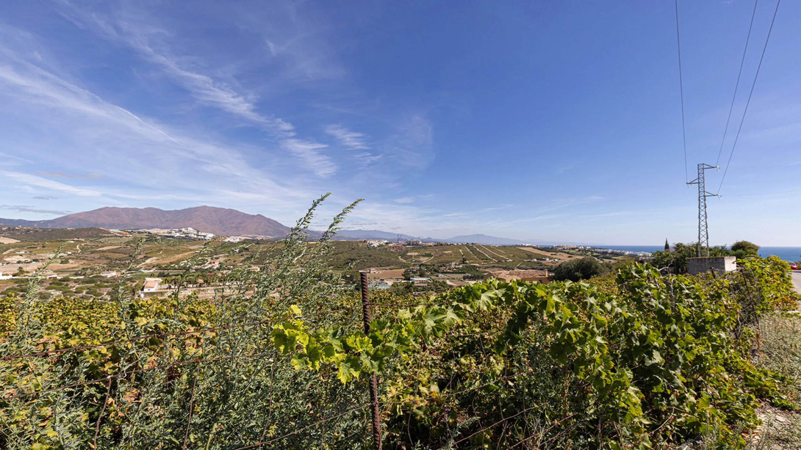 A fabulous Andalucian-style townhouse in Manilva Village with stunning panoramic views over the vineyards, across to the mountains and sea. A stunning setting. Located in a small urbanisation of only 23 houses with a communal pool and gardens.