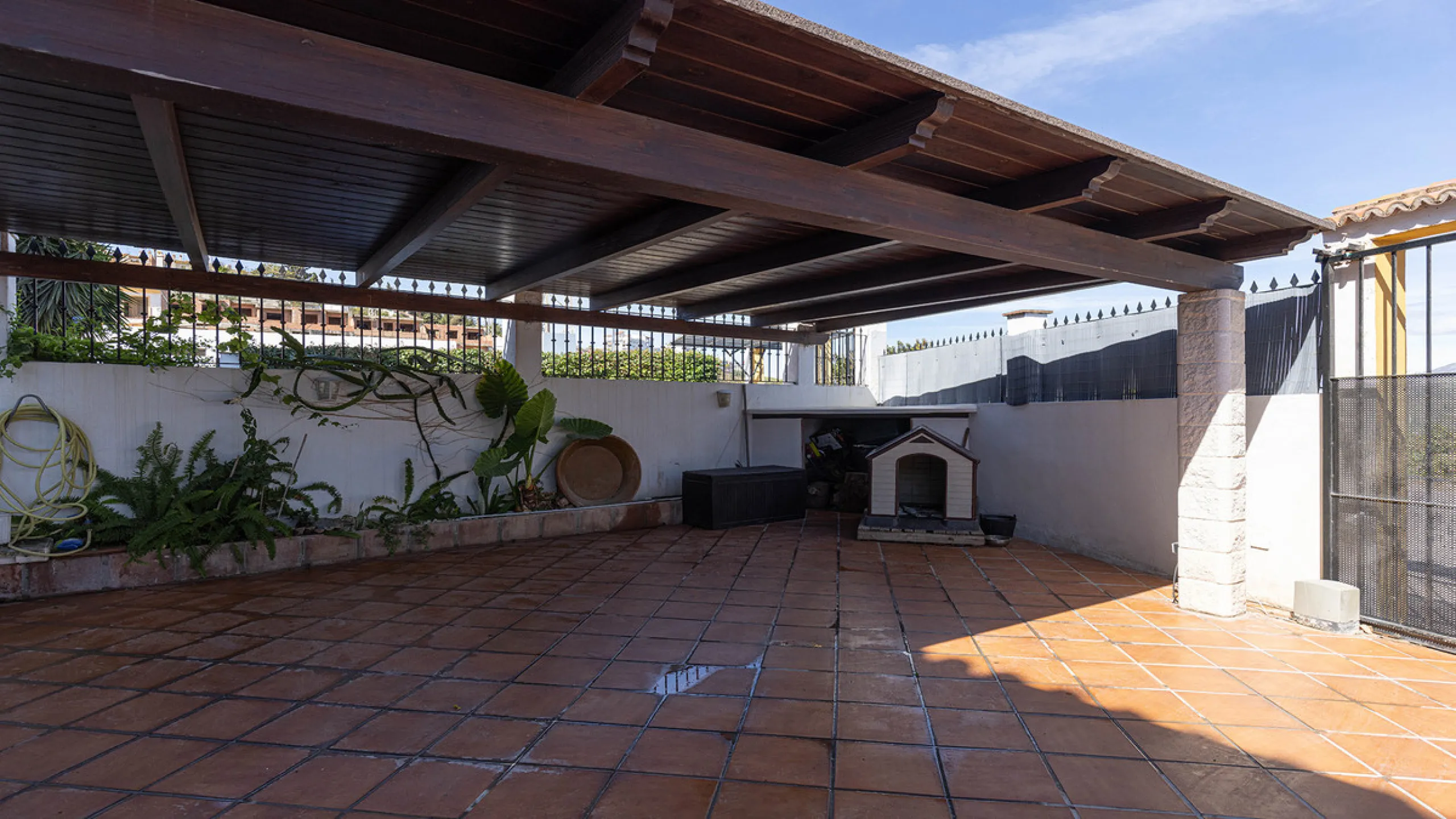 A fabulous Andalucian-style townhouse in Manilva Village with stunning panoramic views over the vineyards, across to the mountains and sea. A stunning setting. Located in a small urbanisation of only 23 houses with a communal pool and gardens.