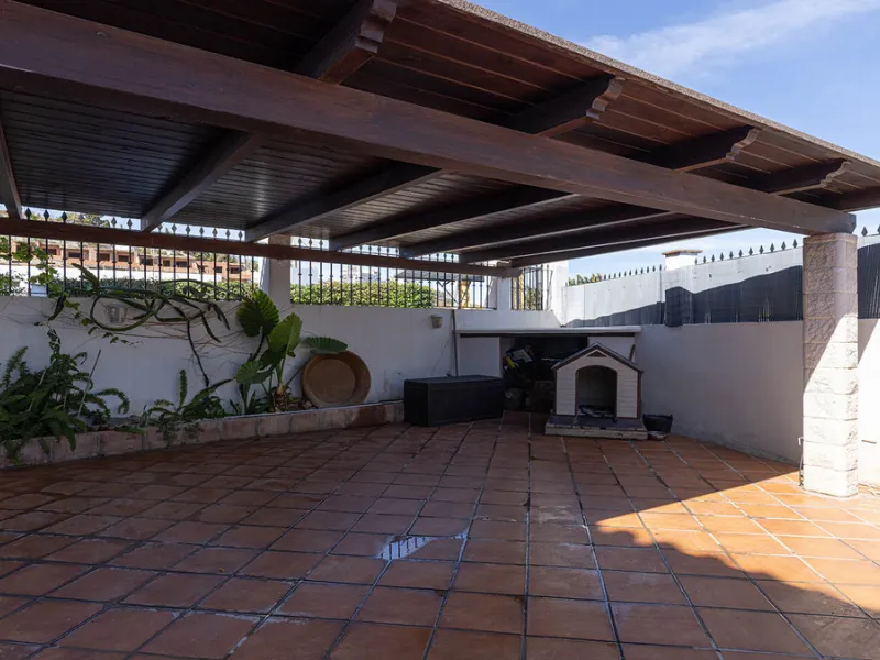 A fabulous Andalucian-style townhouse in Manilva Village with stunning panoramic views over the vineyards, across to the mountains and sea. A stunning setting. Located in a small urbanisation of only 23 houses with a communal pool and gardens.