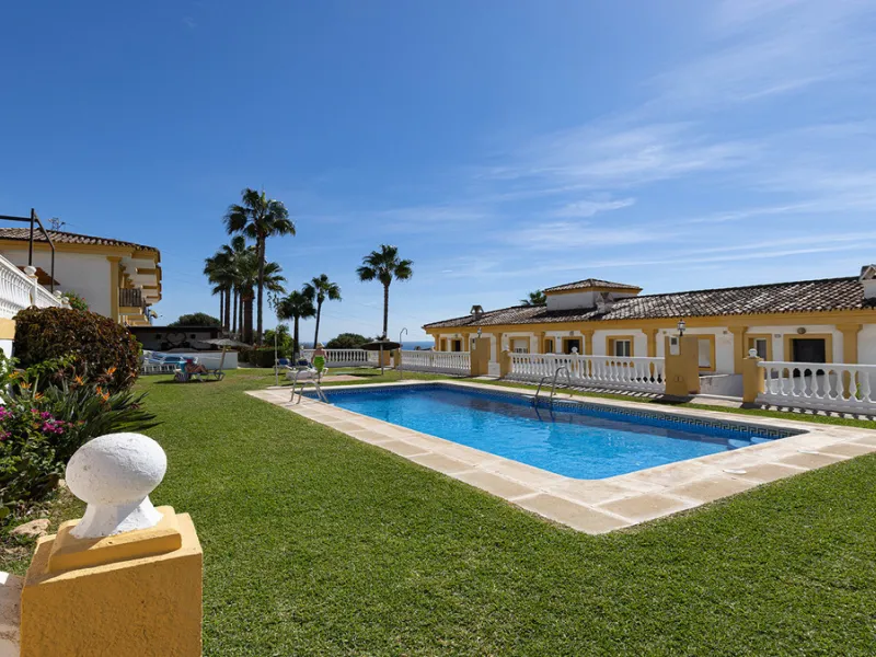 A fabulous Andalucian-style townhouse in Manilva Village with stunning panoramic views over the vineyards, across to the mountains and sea. A stunning setting. Located in a small urbanisation of only 23 houses with a communal pool and gardens.