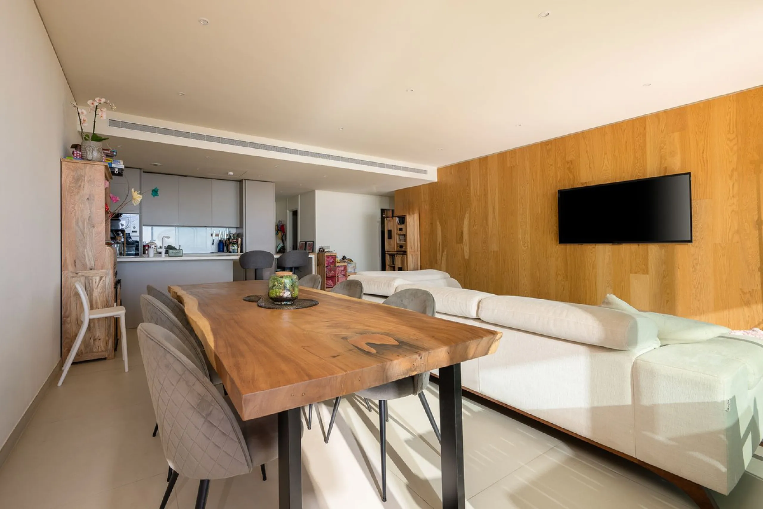 Tucked away in the tranquil hills of El Higueron, this stylish newly built community is an exceptional residential urbanization that beautifully combines the best of luxury living, nature, and modern design. Just a short 3-minute walk from the renowned Hi