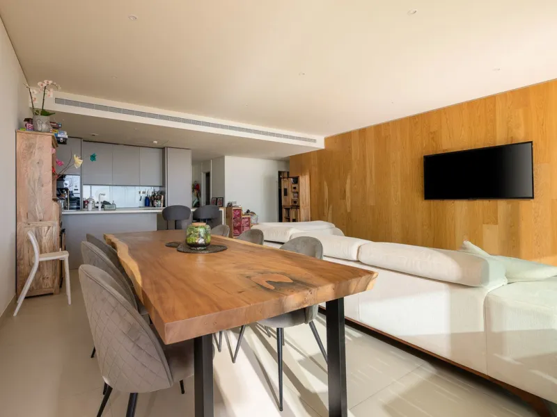 Tucked away in the tranquil hills of El Higueron, this stylish newly built community is an exceptional residential urbanization that beautifully combines the best of luxury living, nature, and modern design. Just a short 3-minute walk from the renowned Hi
