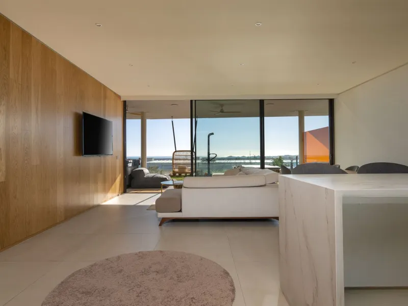 Tucked away in the tranquil hills of El Higueron, this stylish newly built community is an exceptional residential urbanization that beautifully combines the best of luxury living, nature, and modern design. Just a short 3-minute walk from the renowned Hi