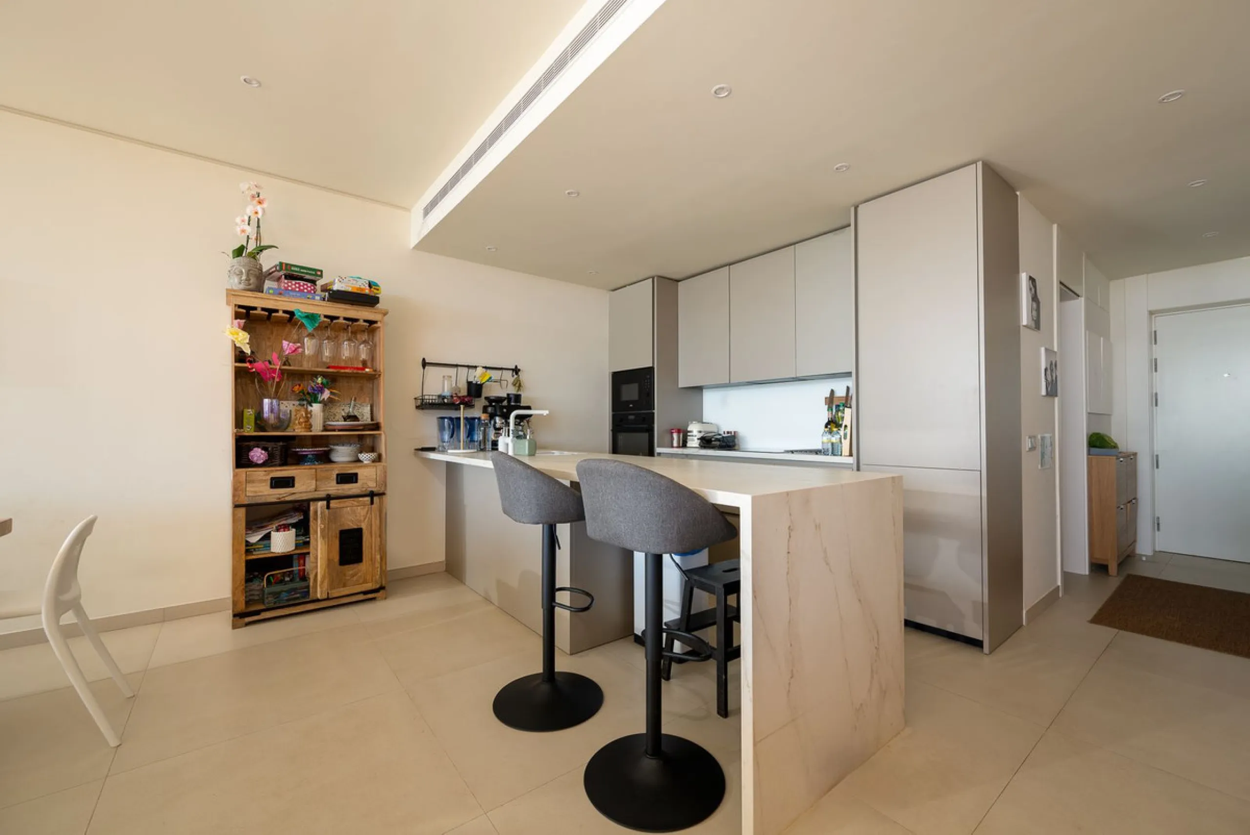 Tucked away in the tranquil hills of El Higueron, this stylish newly built community is an exceptional residential urbanization that beautifully combines the best of luxury living, nature, and modern design. Just a short 3-minute walk from the renowned Hi