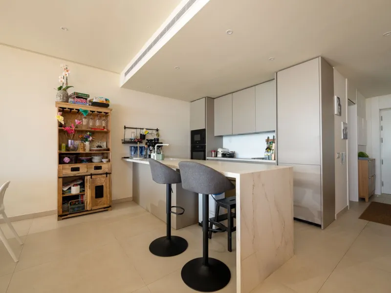 Tucked away in the tranquil hills of El Higueron, this stylish newly built community is an exceptional residential urbanization that beautifully combines the best of luxury living, nature, and modern design. Just a short 3-minute walk from the renowned Hi