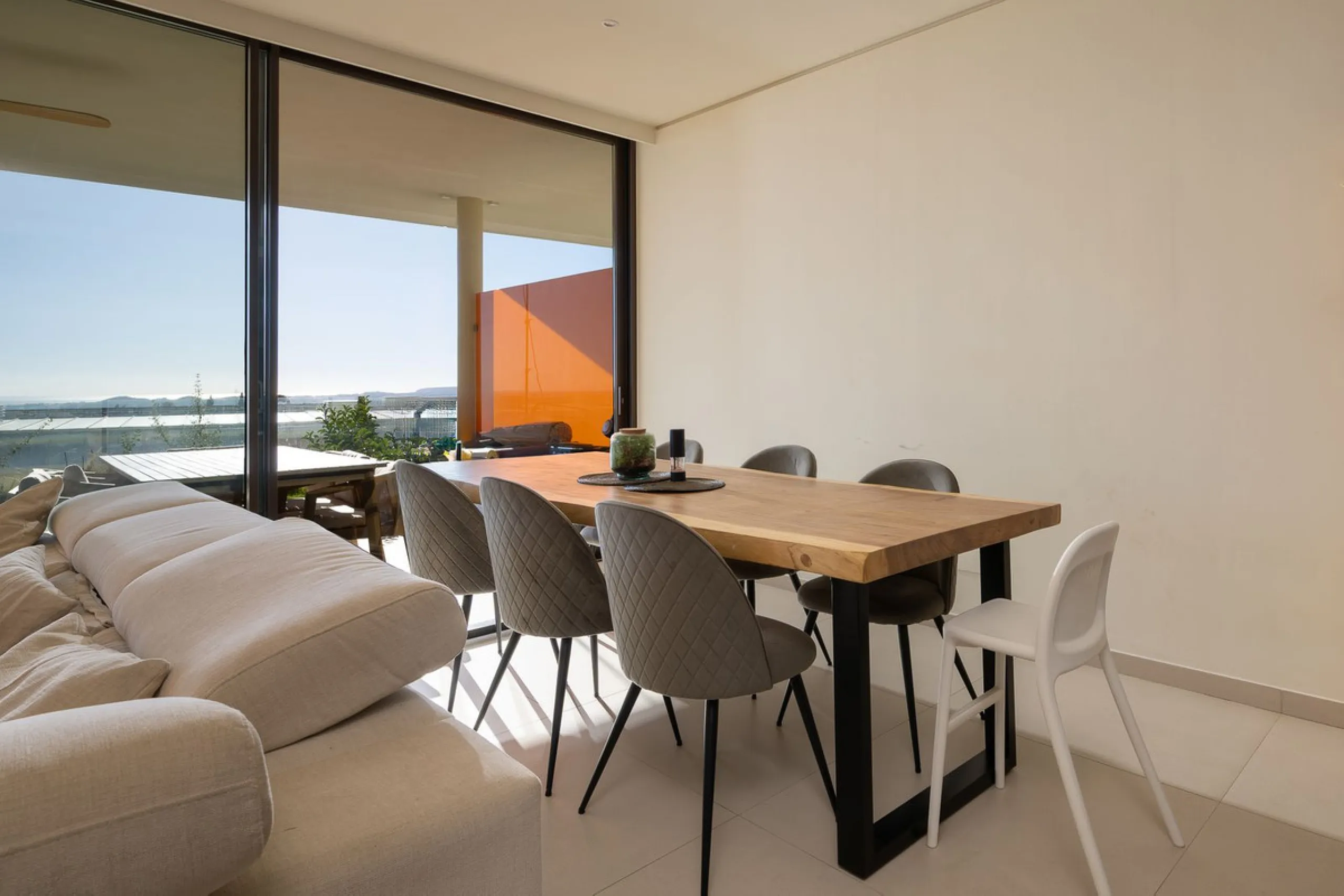 Tucked away in the tranquil hills of El Higueron, this stylish newly built community is an exceptional residential urbanization that beautifully combines the best of luxury living, nature, and modern design. Just a short 3-minute walk from the renowned Hi