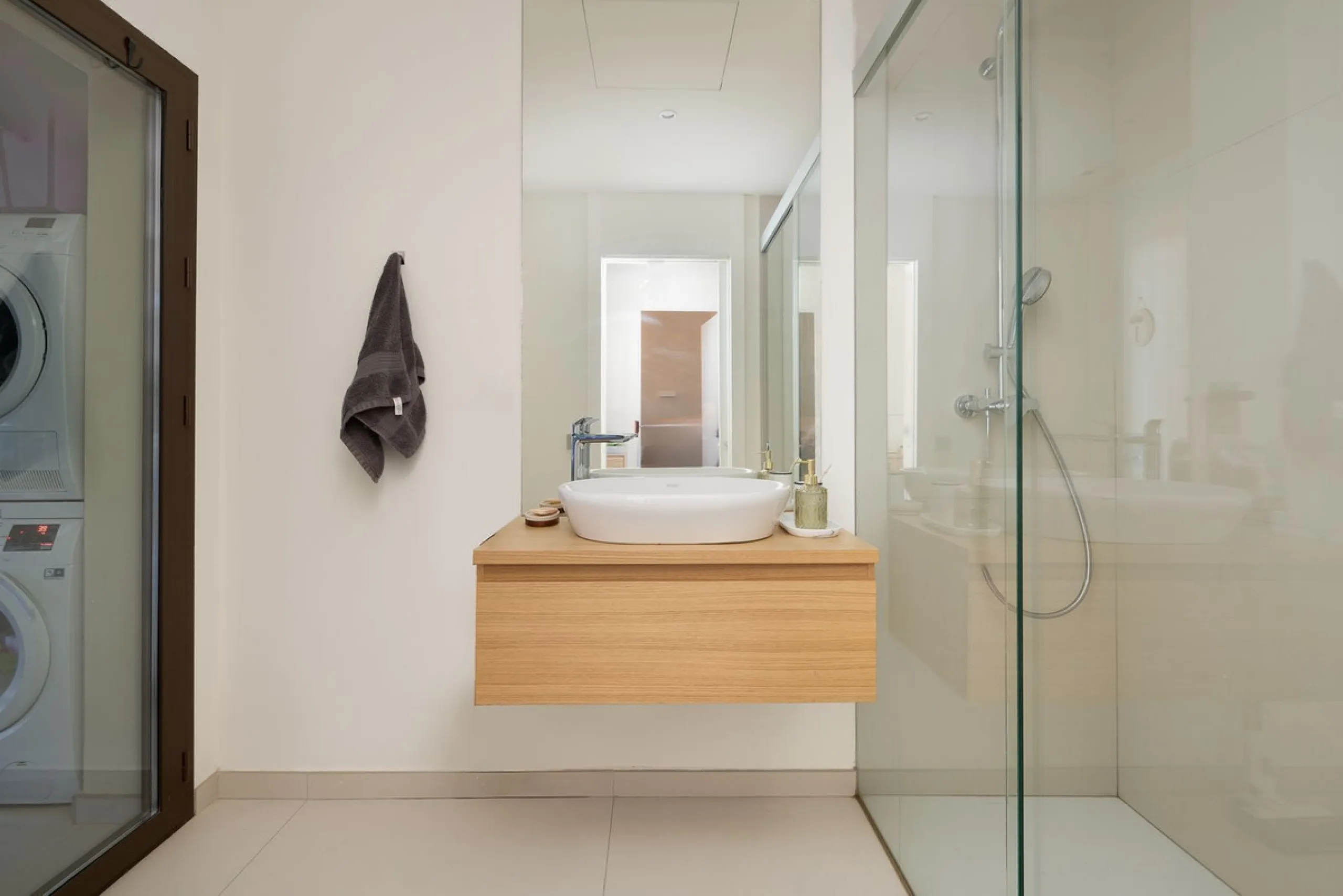 Tucked away in the tranquil hills of El Higueron, this stylish newly built community is an exceptional residential urbanization that beautifully combines the best of luxury living, nature, and modern design. Just a short 3-minute walk from the renowned Hi