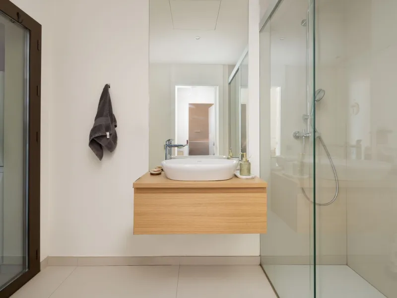 Tucked away in the tranquil hills of El Higueron, this stylish newly built community is an exceptional residential urbanization that beautifully combines the best of luxury living, nature, and modern design. Just a short 3-minute walk from the renowned Hi