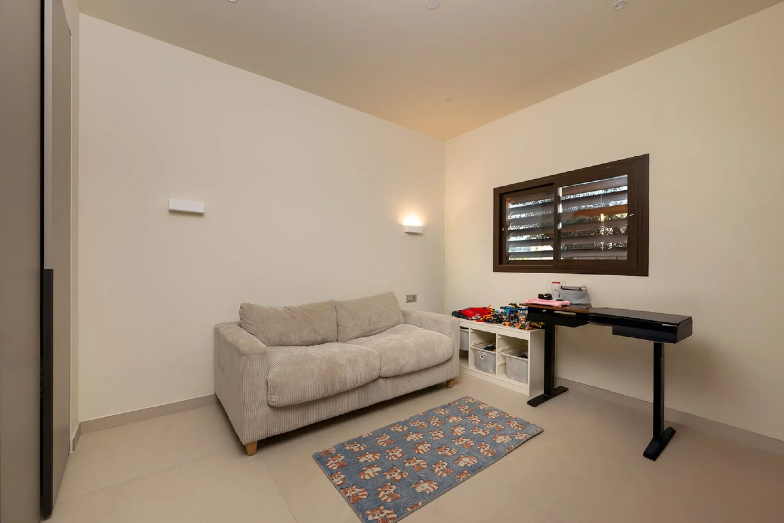 Tucked away in the tranquil hills of El Higueron, this stylish newly built community is an exceptional residential urbanization that beautifully combines the best of luxury living, nature, and modern design. Just a short 3-minute walk from the renowned Hi