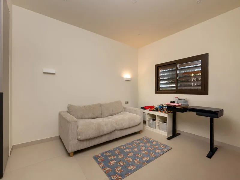 Tucked away in the tranquil hills of El Higueron, this stylish newly built community is an exceptional residential urbanization that beautifully combines the best of luxury living, nature, and modern design. Just a short 3-minute walk from the renowned Hi