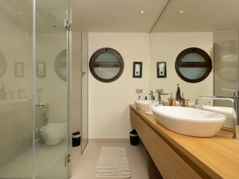 Tucked away in the tranquil hills of El Higueron, this stylish newly built community is an exceptional residential urbanization that beautifully combines the best of luxury living, nature, and modern design. Just a short 3-minute walk from the renowned Hi