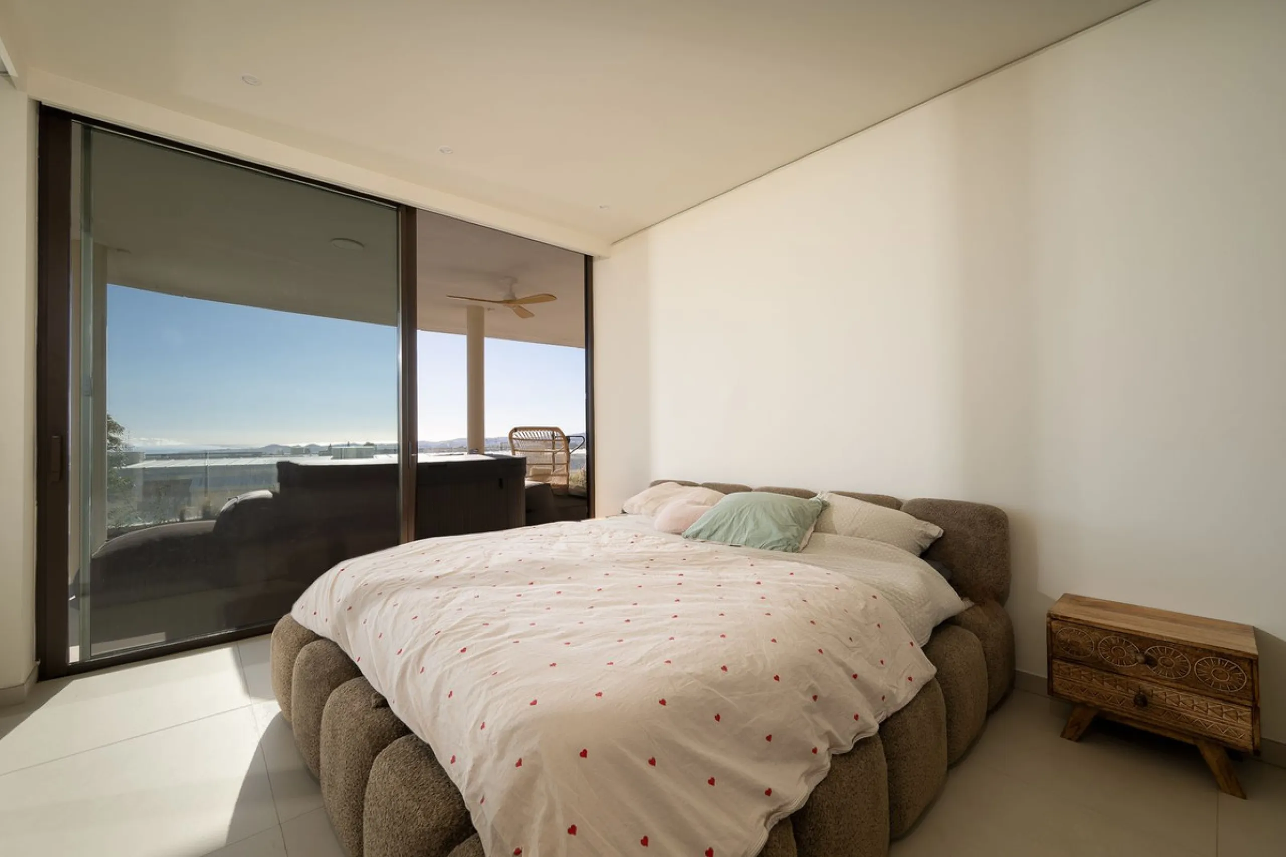 Tucked away in the tranquil hills of El Higueron, this stylish newly built community is an exceptional residential urbanization that beautifully combines the best of luxury living, nature, and modern design. Just a short 3-minute walk from the renowned Hi