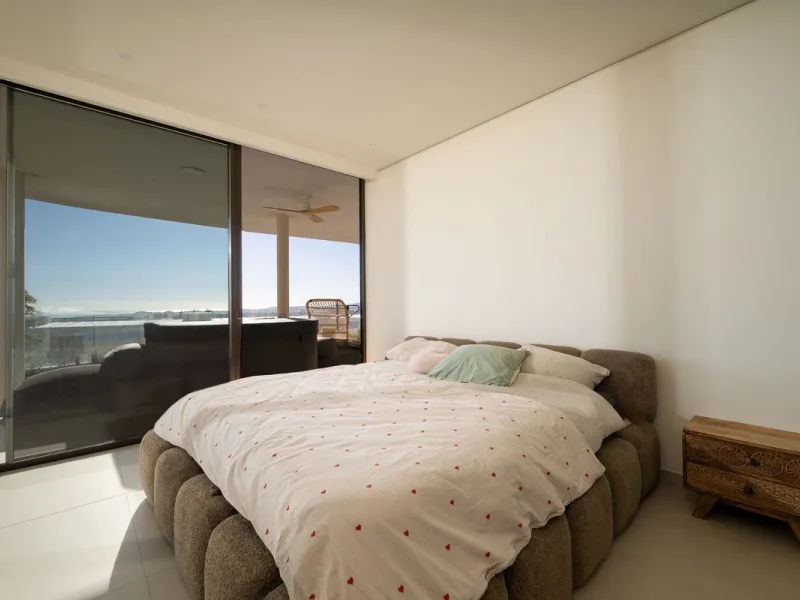 Tucked away in the tranquil hills of El Higueron, this stylish newly built community is an exceptional residential urbanization that beautifully combines the best of luxury living, nature, and modern design. Just a short 3-minute walk from the renowned Hi