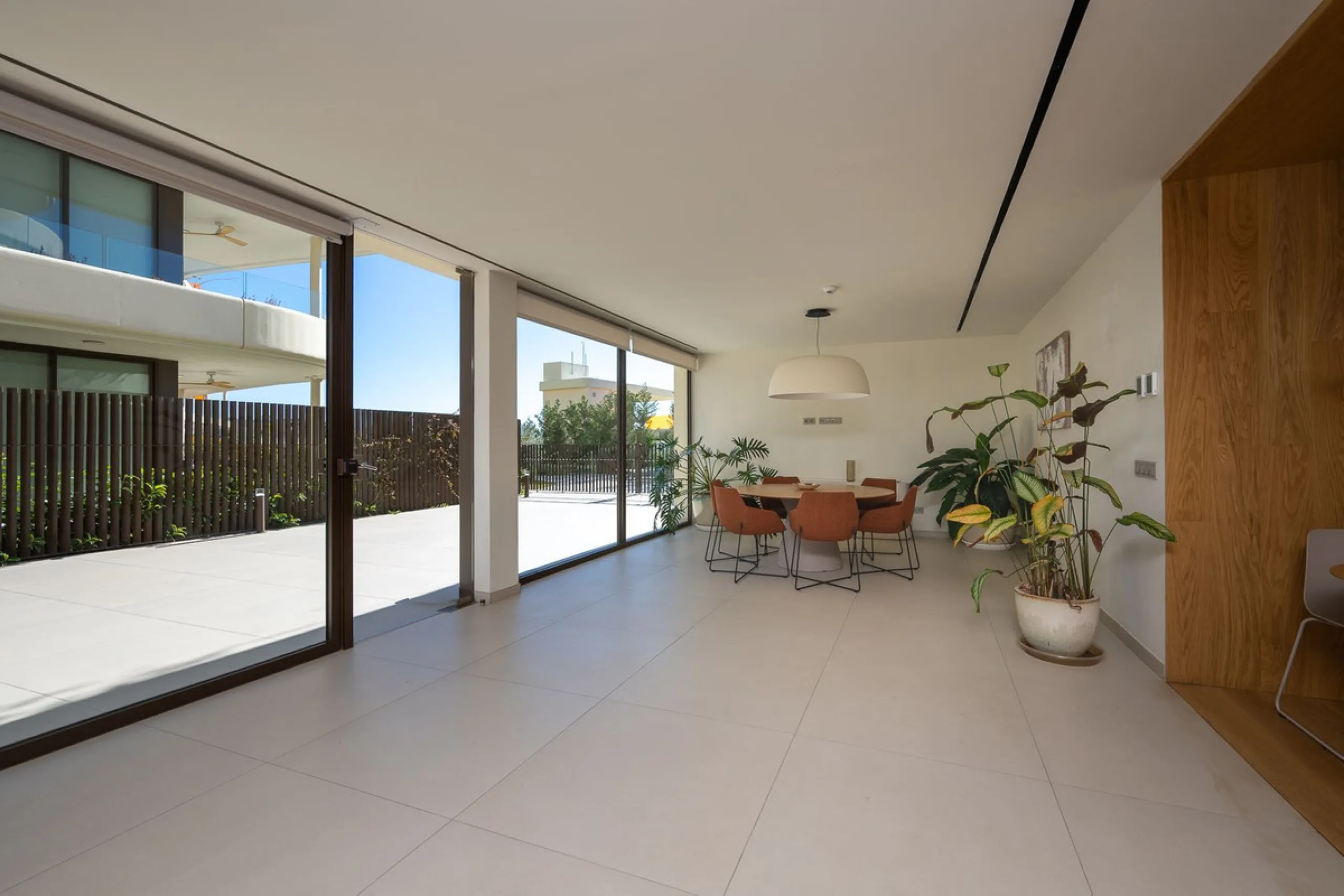 Tucked away in the tranquil hills of El Higueron, this stylish newly built community is an exceptional residential urbanization that beautifully combines the best of luxury living, nature, and modern design. Just a short 3-minute walk from the renowned Hi