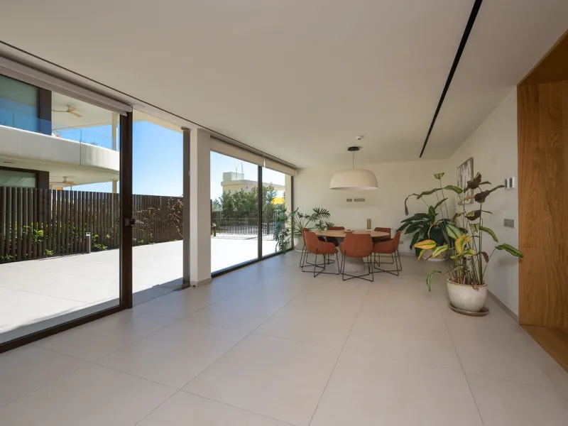 Tucked away in the tranquil hills of El Higueron, this stylish newly built community is an exceptional residential urbanization that beautifully combines the best of luxury living, nature, and modern design. Just a short 3-minute walk from the renowned Hi