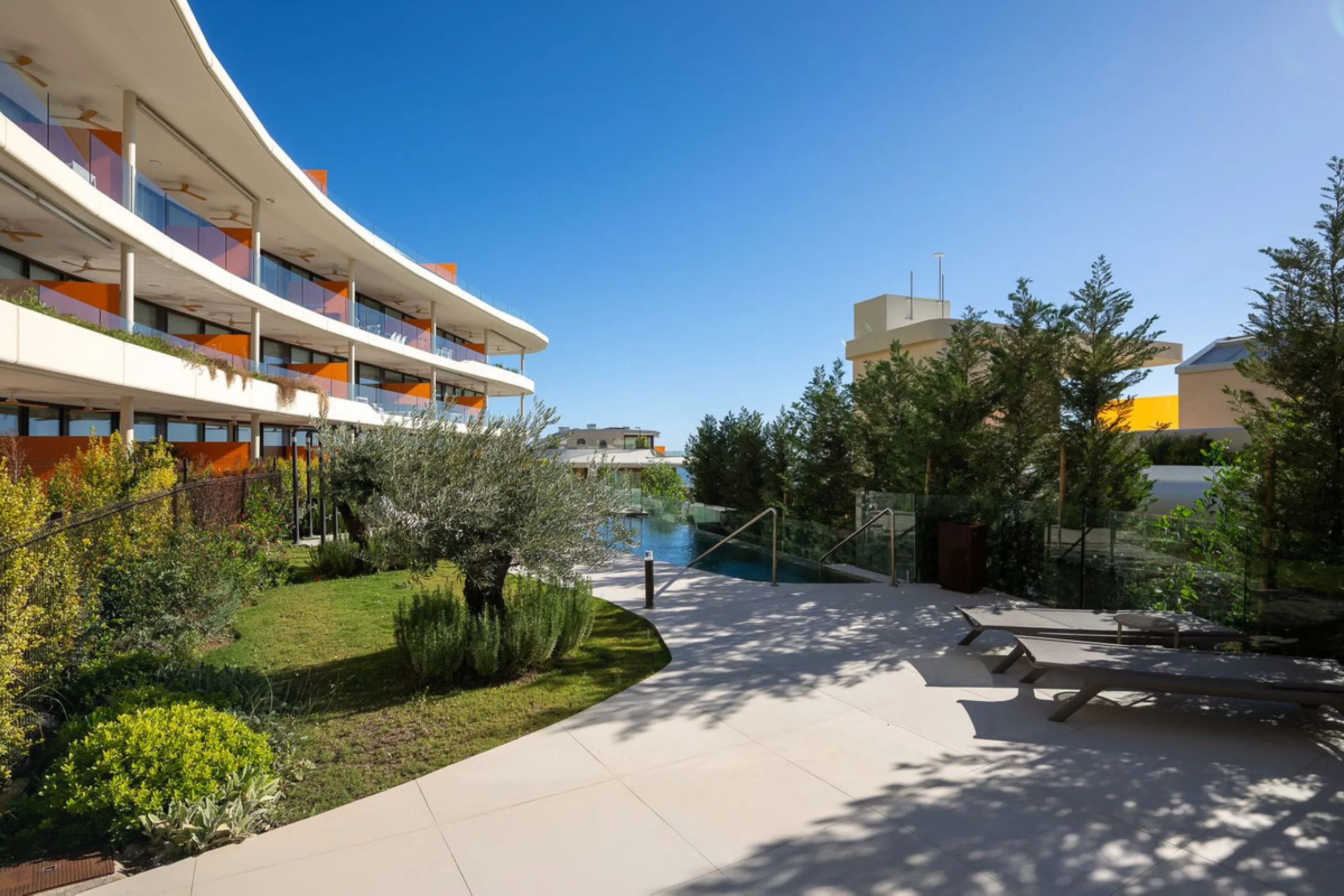 Tucked away in the tranquil hills of El Higueron, this stylish newly built community is an exceptional residential urbanization that beautifully combines the best of luxury living, nature, and modern design. Just a short 3-minute walk from the renowned Hi