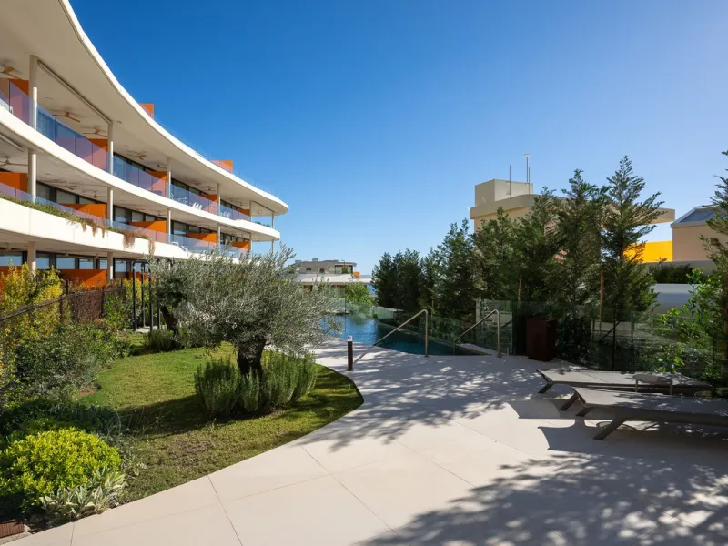 Tucked away in the tranquil hills of El Higueron, this stylish newly built community is an exceptional residential urbanization that beautifully combines the best of luxury living, nature, and modern design. Just a short 3-minute walk from the renowned Hi