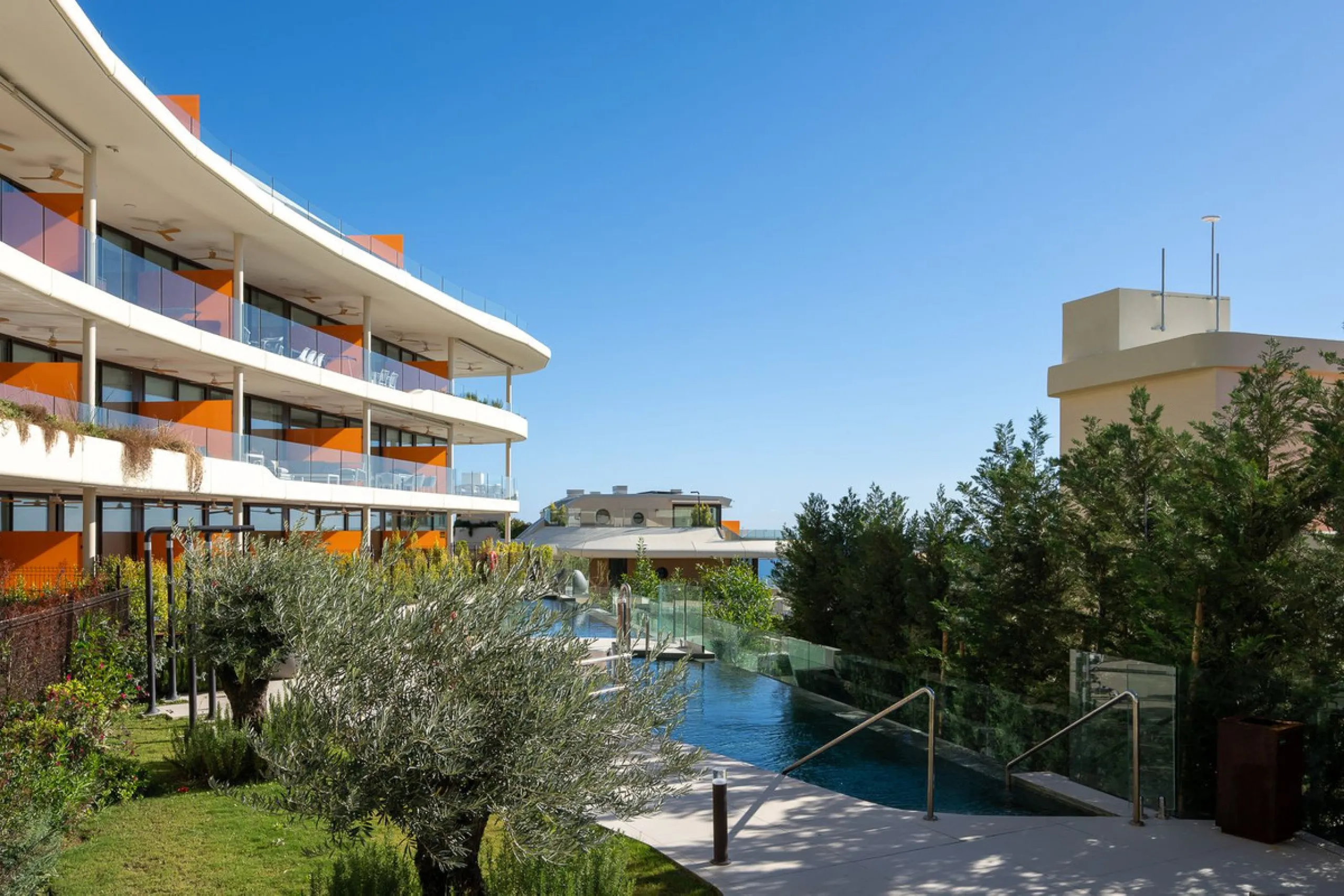 Tucked away in the tranquil hills of El Higueron, this stylish newly built community is an exceptional residential urbanization that beautifully combines the best of luxury living, nature, and modern design. Just a short 3-minute walk from the renowned Hi