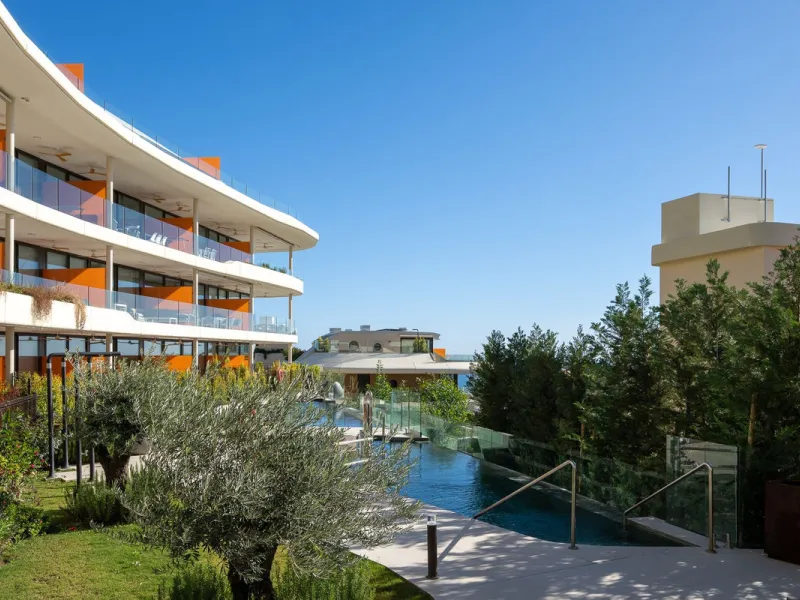 Tucked away in the tranquil hills of El Higueron, this stylish newly built community is an exceptional residential urbanization that beautifully combines the best of luxury living, nature, and modern design. Just a short 3-minute walk from the renowned Hi