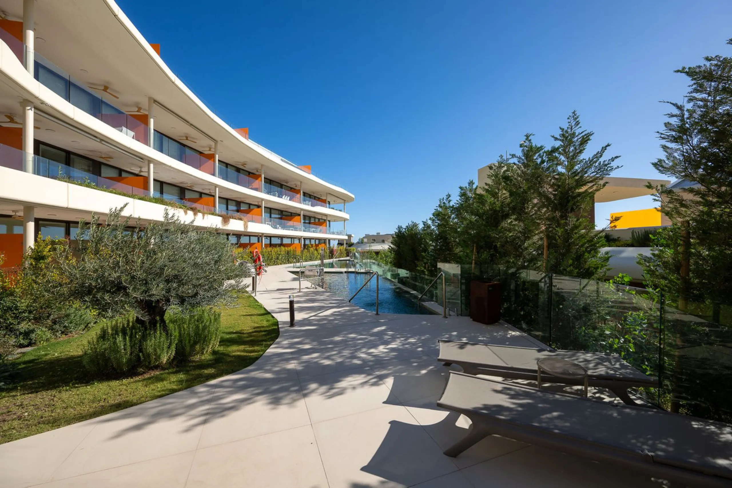 Tucked away in the tranquil hills of El Higueron, this stylish newly built community is an exceptional residential urbanization that beautifully combines the best of luxury living, nature, and modern design. Just a short 3-minute walk from the renowned Hi