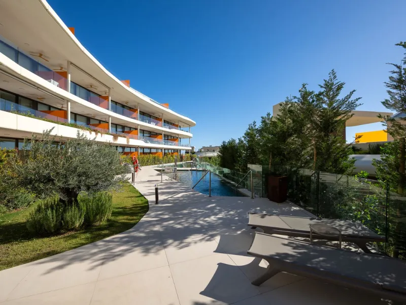 Tucked away in the tranquil hills of El Higueron, this stylish newly built community is an exceptional residential urbanization that beautifully combines the best of luxury living, nature, and modern design. Just a short 3-minute walk from the renowned Hi