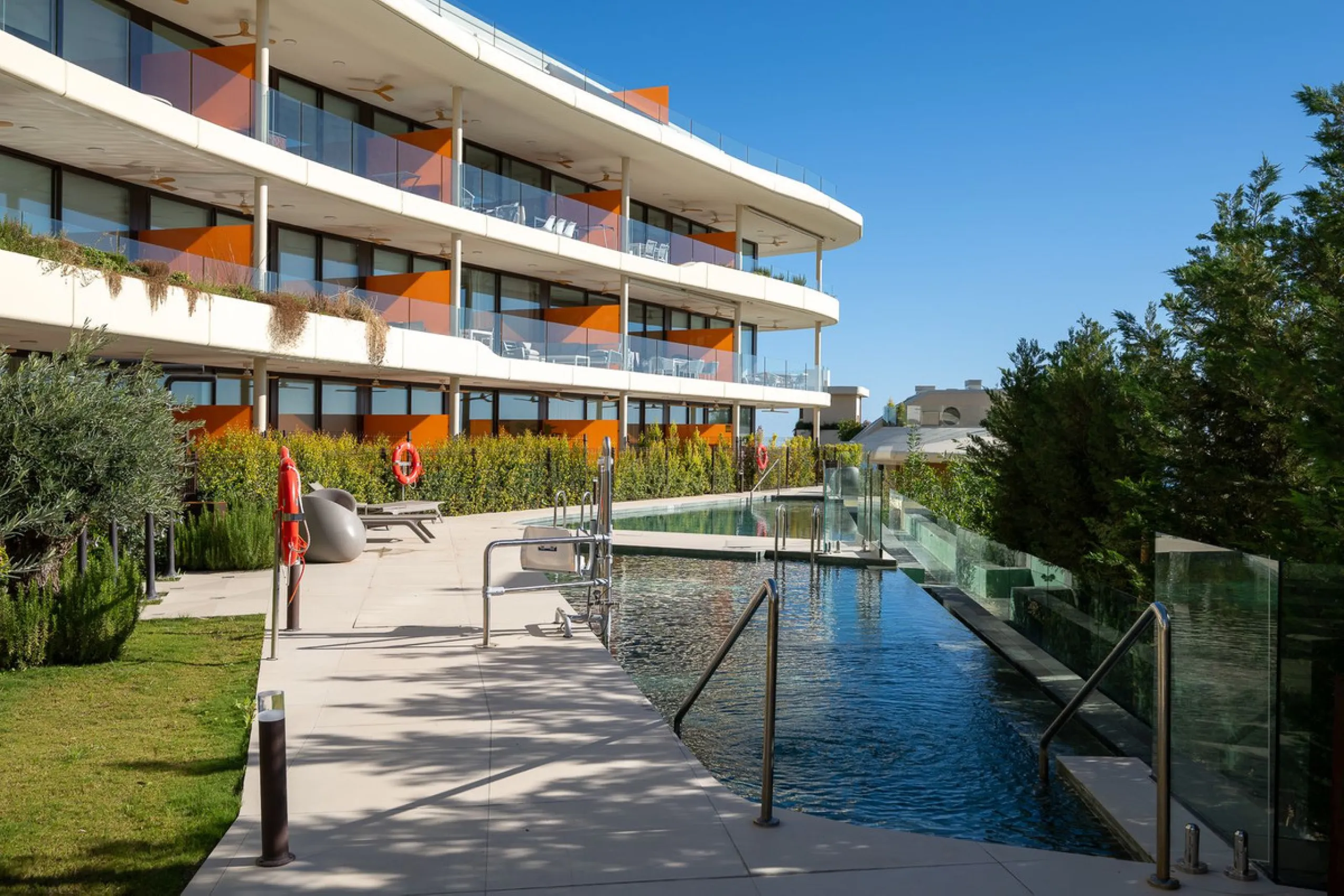 Tucked away in the tranquil hills of El Higueron, this stylish newly built community is an exceptional residential urbanization that beautifully combines the best of luxury living, nature, and modern design. Just a short 3-minute walk from the renowned Hi