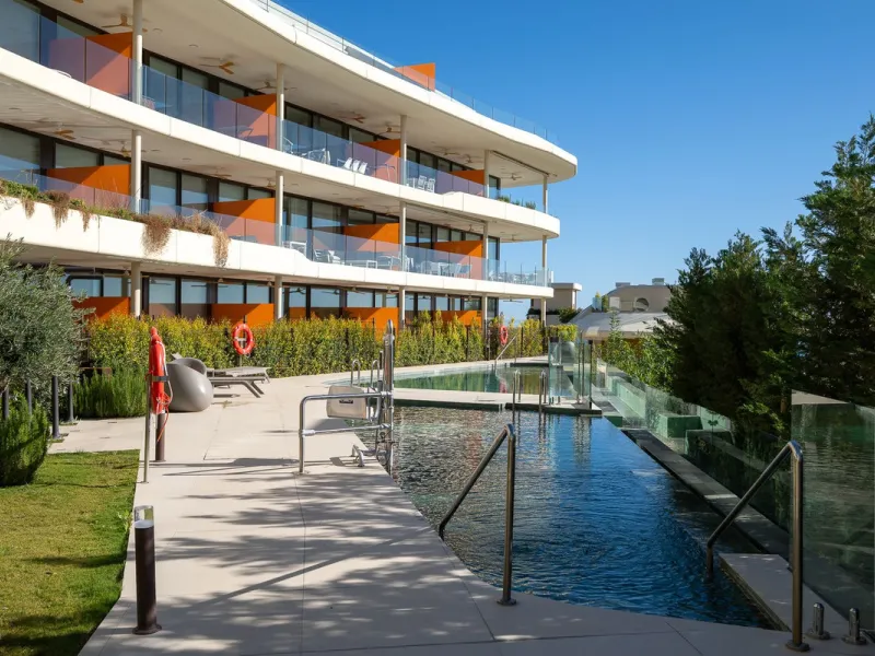 Tucked away in the tranquil hills of El Higueron, this stylish newly built community is an exceptional residential urbanization that beautifully combines the best of luxury living, nature, and modern design. Just a short 3-minute walk from the renowned Hi