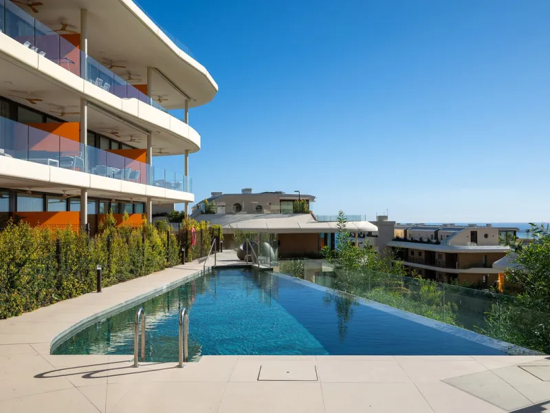 Tucked away in the tranquil hills of El Higueron, this stylish newly built community is an exceptional residential urbanization that beautifully combines the best of luxury living, nature, and modern design. Just a short 3-minute walk from the renowned Hi