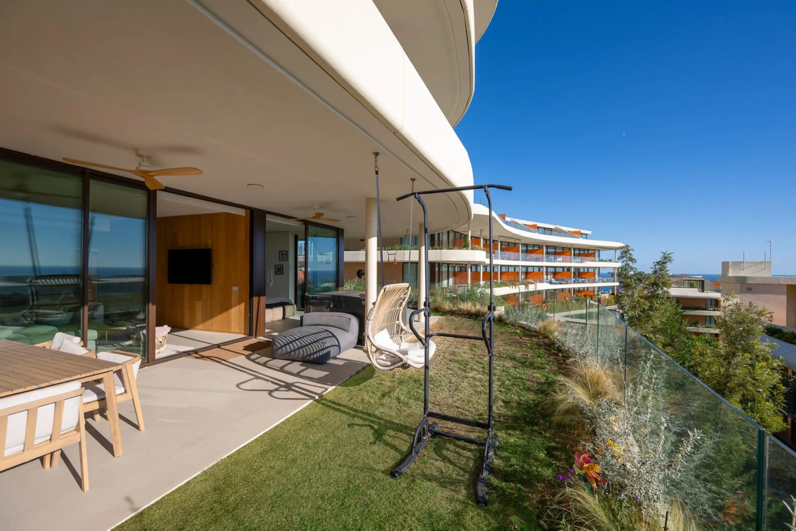 Tucked away in the tranquil hills of El Higueron, this stylish newly built community is an exceptional residential urbanization that beautifully combines the best of luxury living, nature, and modern design. Just a short 3-minute walk from the renowned Hi